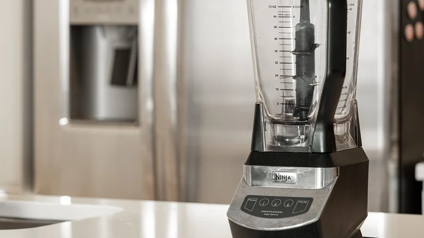 Ninja BN401 Nutri Pro Compact Personal Blender, Auto-iQ Technology,  1100-Peak-Watts, for Frozen Drinks, Smoothies, Sauces & More, with (2)  24-oz.