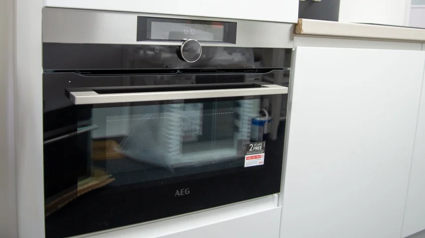 Difference Between an Oven and a Microwave: Which Is Better for You? [May, 2024]